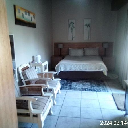 12 On Vaal Drive Guesthouse Вандербейлпарк Екстериор снимка