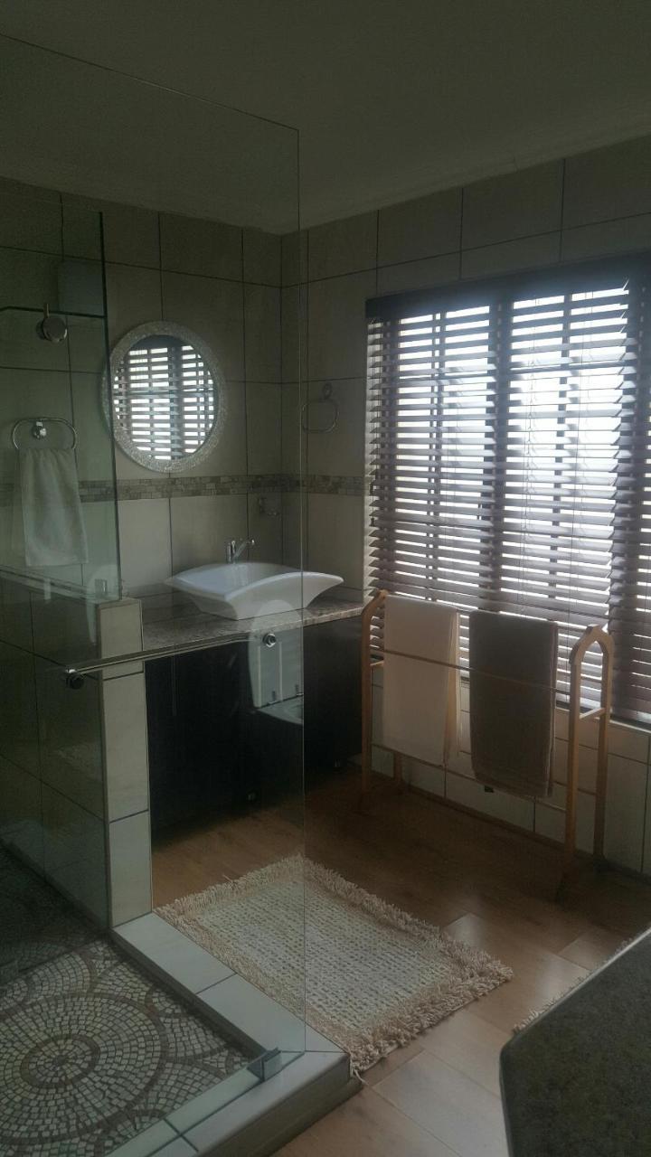 12 On Vaal Drive Guesthouse Вандербейлпарк Екстериор снимка